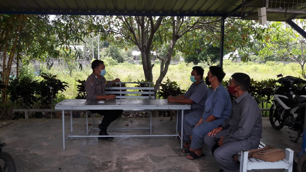Giat BALLA EWAKO Bhabinkamtibmas  Polsek Segeri Menyambang Pos Pam PT. SUR VIII Desa Baring Kec.Segeri Kab. Pangkep