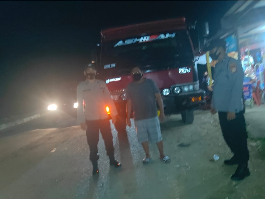 Personil Polsek Marang Patroli Blue Light Cegah Truk Parkir Sembarangan