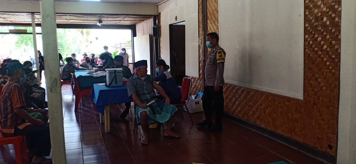 Bhabinkamtibmas Pengawasan Vaksinasi Mobile di Hotel Sahid Toraja