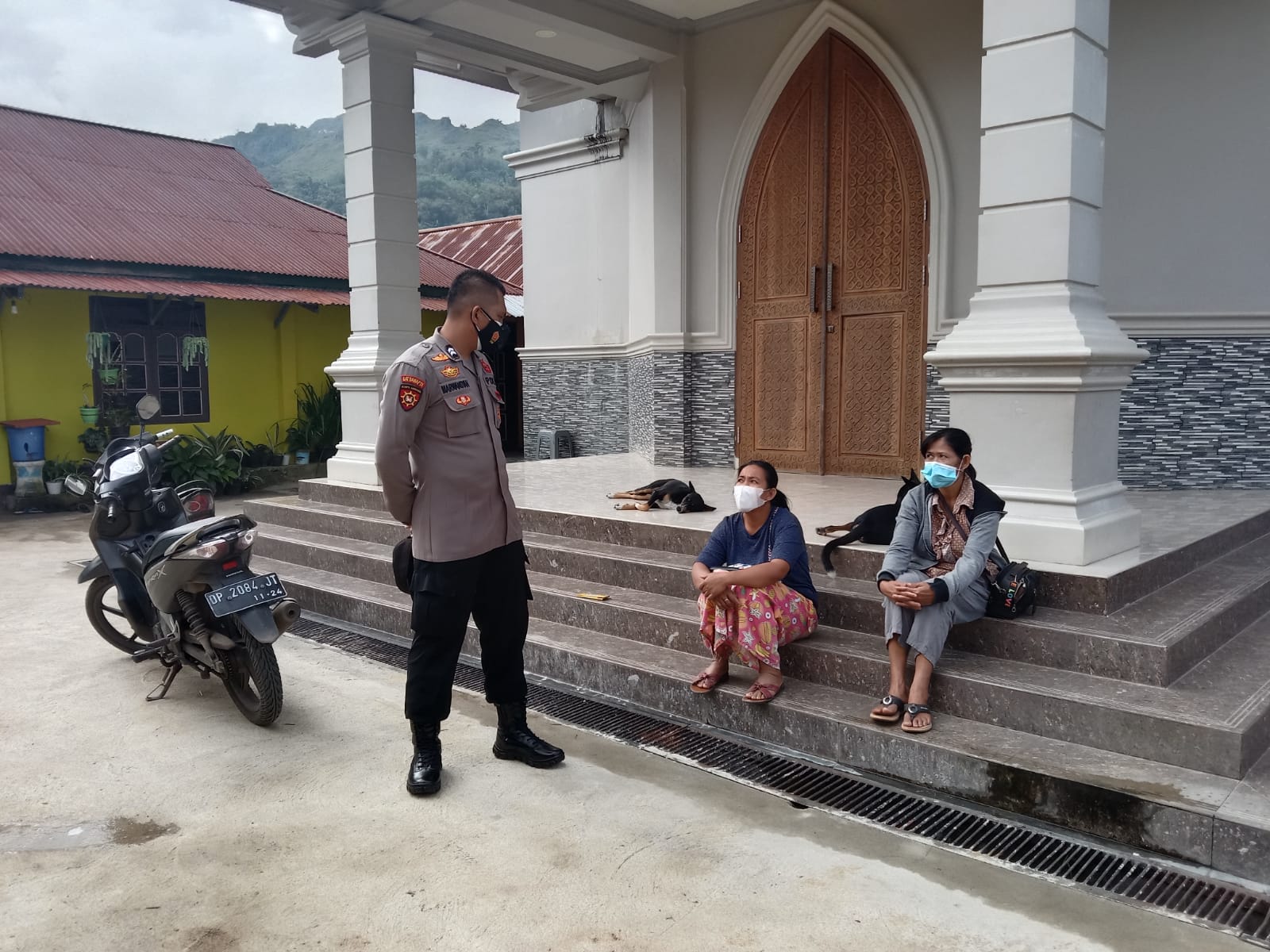 Bhabinkamtibmas Pengawasan Vaksinasi Mobile di Hotel Sahid Toraja