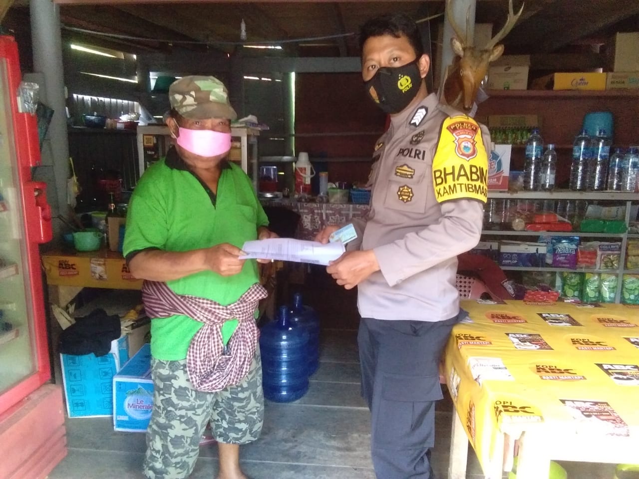 Jalin Sinergitas, Bhabinkamtibmas Sambangi Posko PPKM Mikro Lembang Kolebarebatu