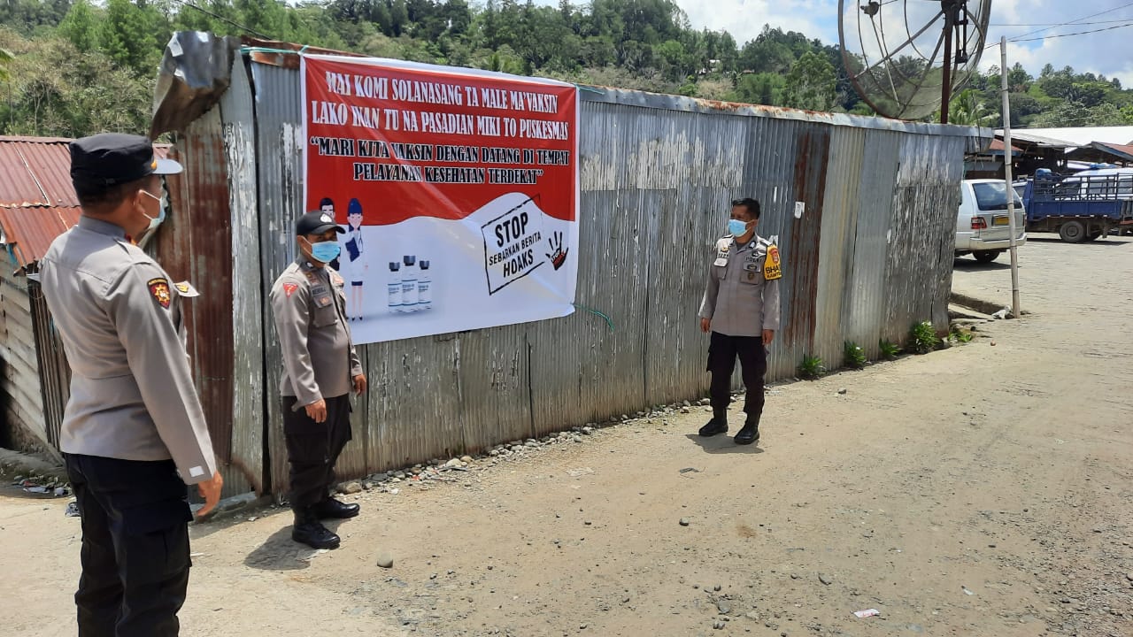 Jalin Sinergitas, Bhabinkamtibmas Sambangi Posko PPKM Mikro Lembang Kolebarebatu
