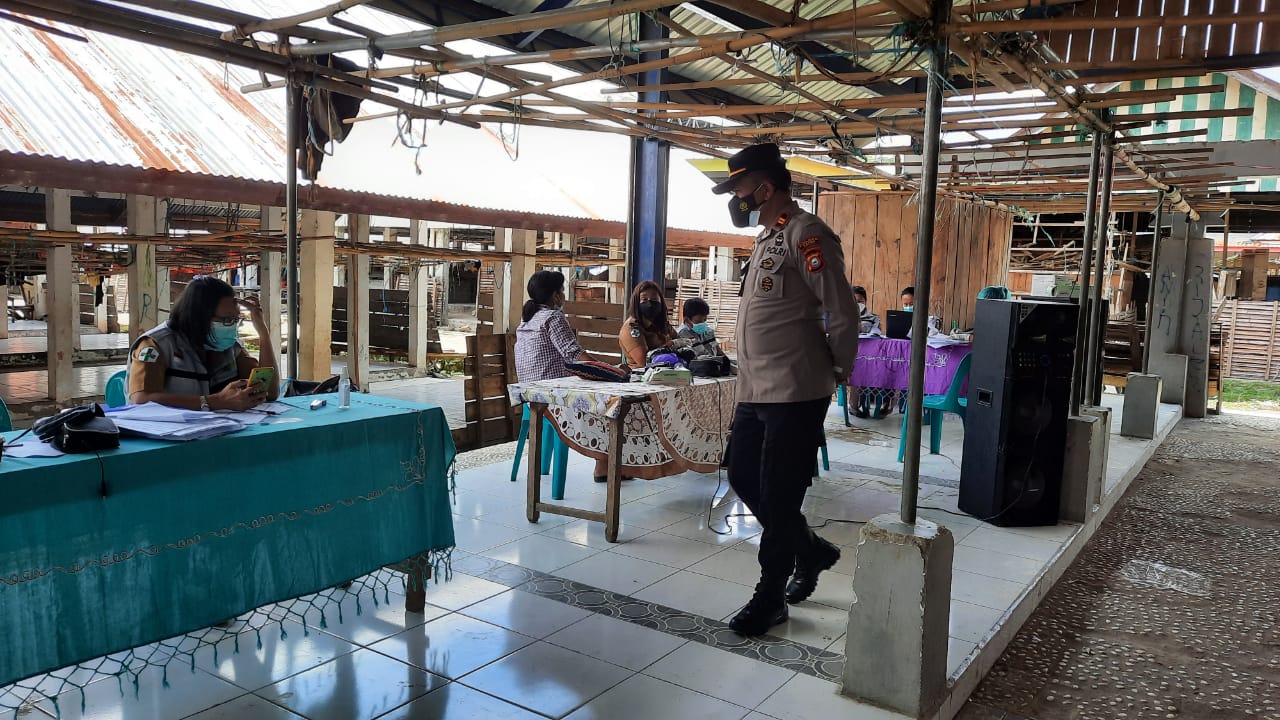 Jalin Sinergitas, Bhabinkamtibmas Sambangi Posko PPKM Mikro Lembang Kolebarebatu