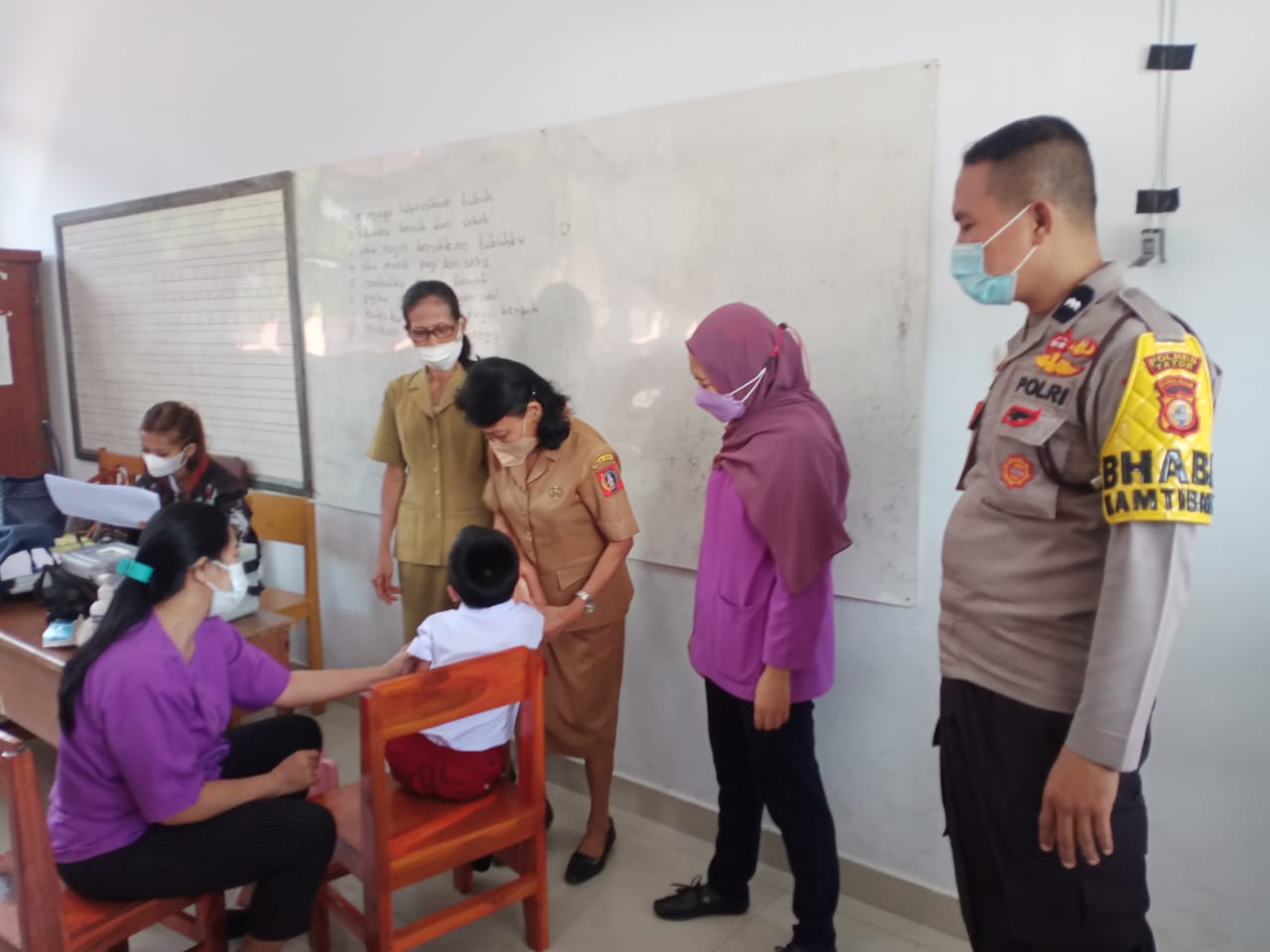 Bhabinkamtibmas sambang warga mengantarkan undangan Penerima BTPKLW