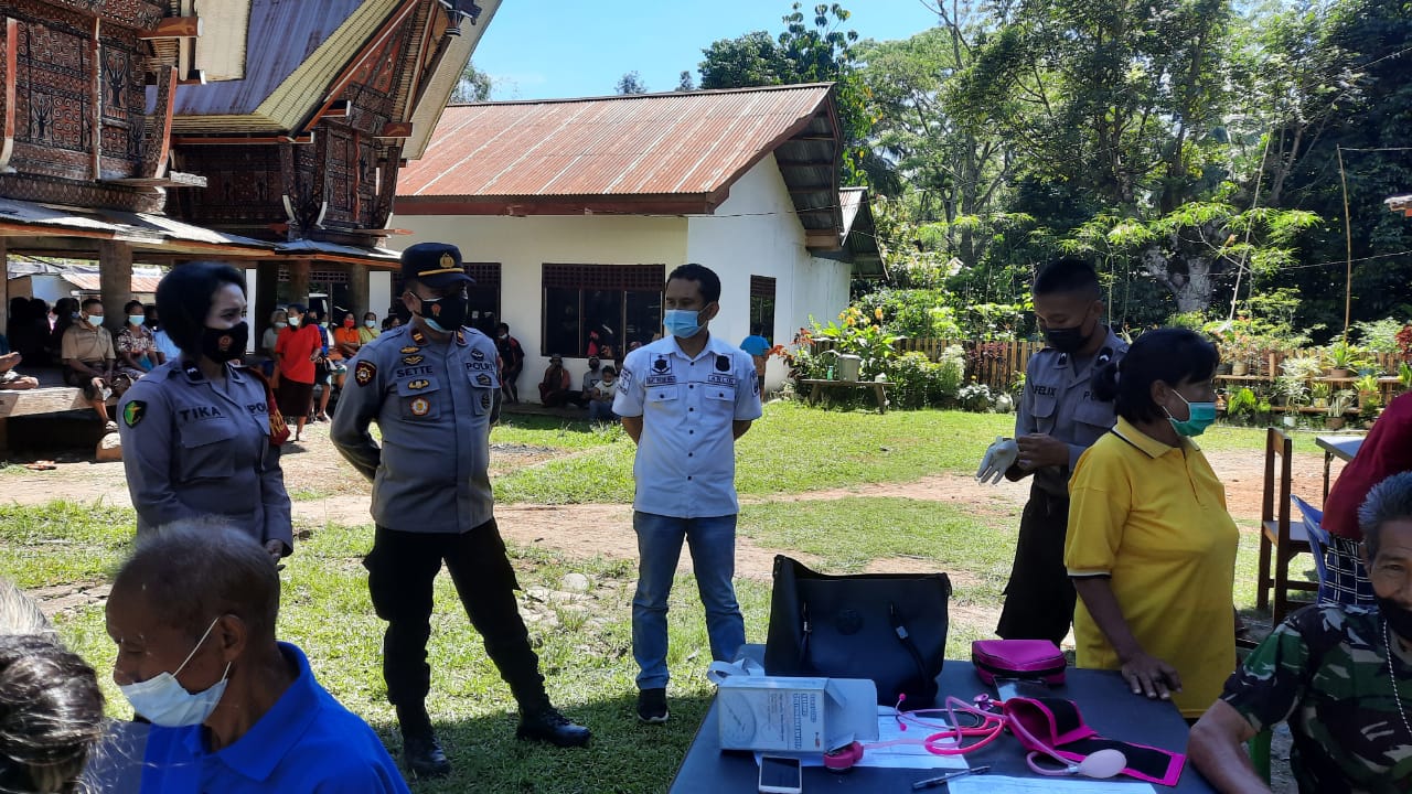 Bhabinkamtibmas sambang warga mengantarkan undangan Penerima BTPKLW