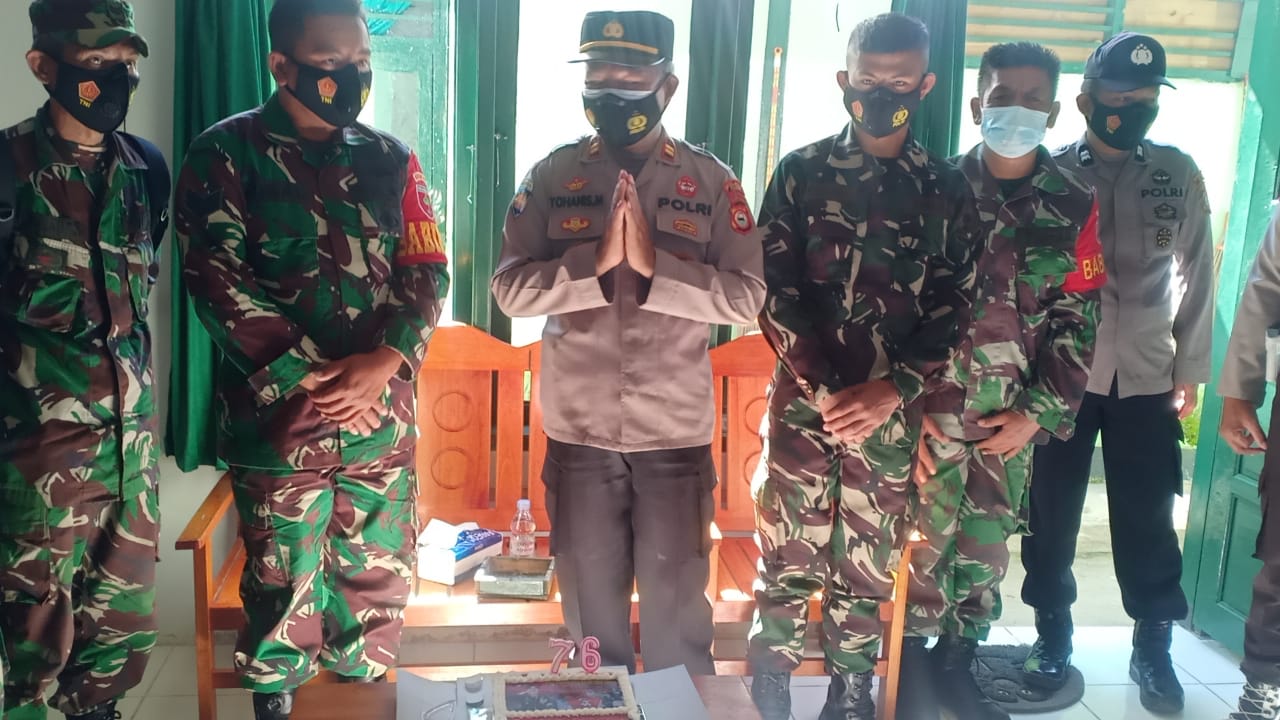 Bhabinkamtibmas sambang warga mengantarkan undangan Penerima BTPKLW