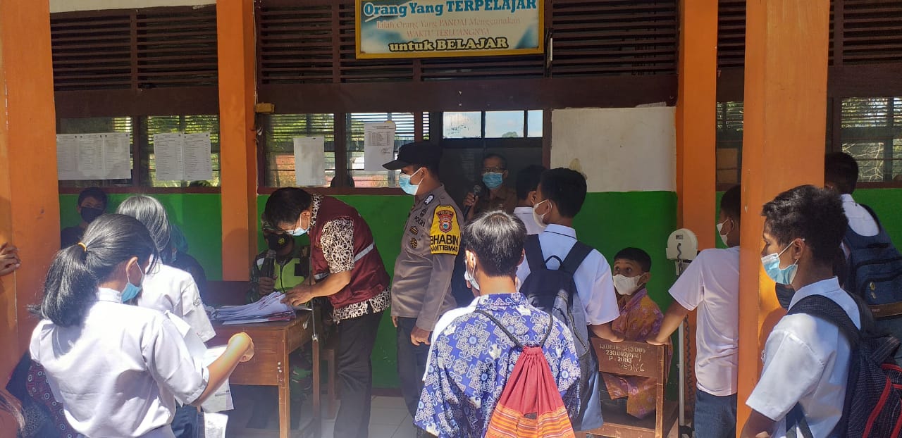Bhabinkamtibmas sambang warga mengantarkan undangan Penerima BTPKLW