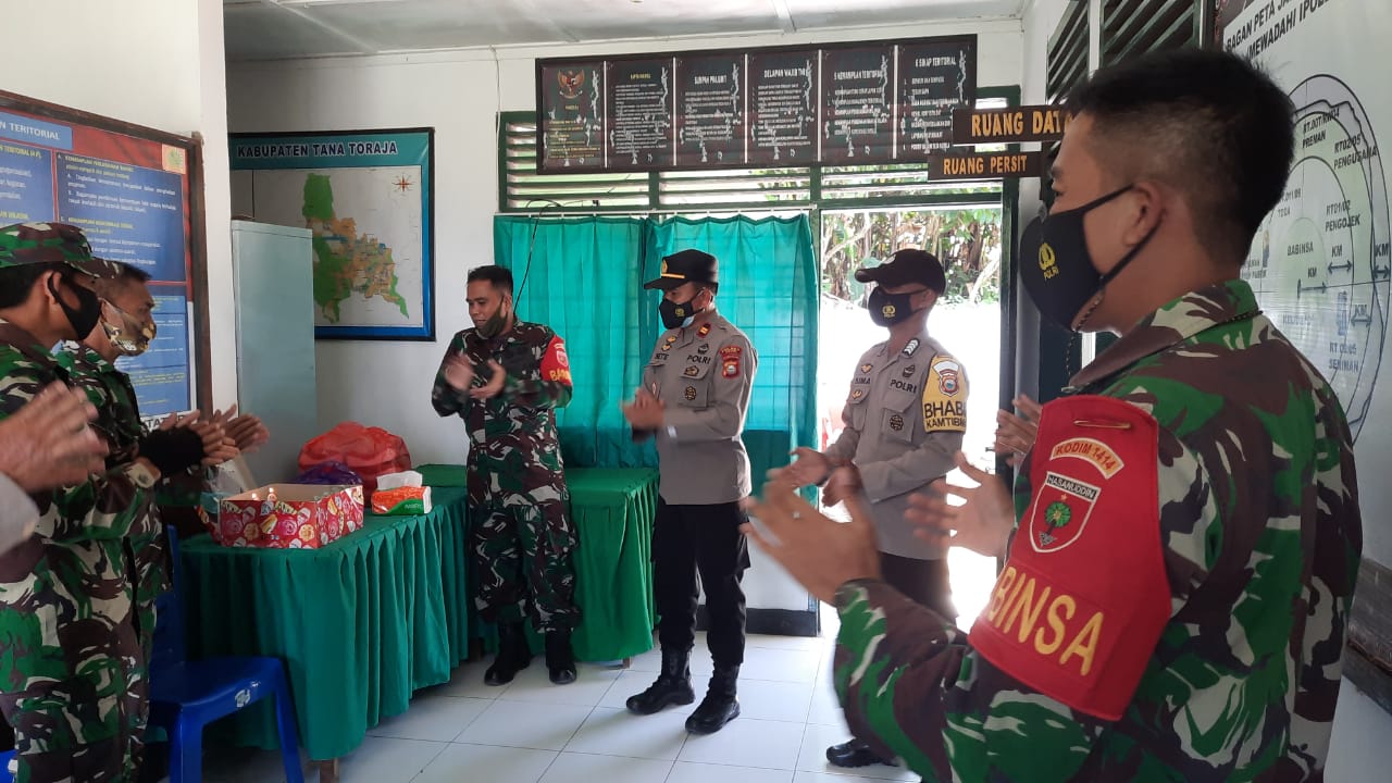 Bhabinkamtibmas sambang warga mengantarkan undangan Penerima BTPKLW