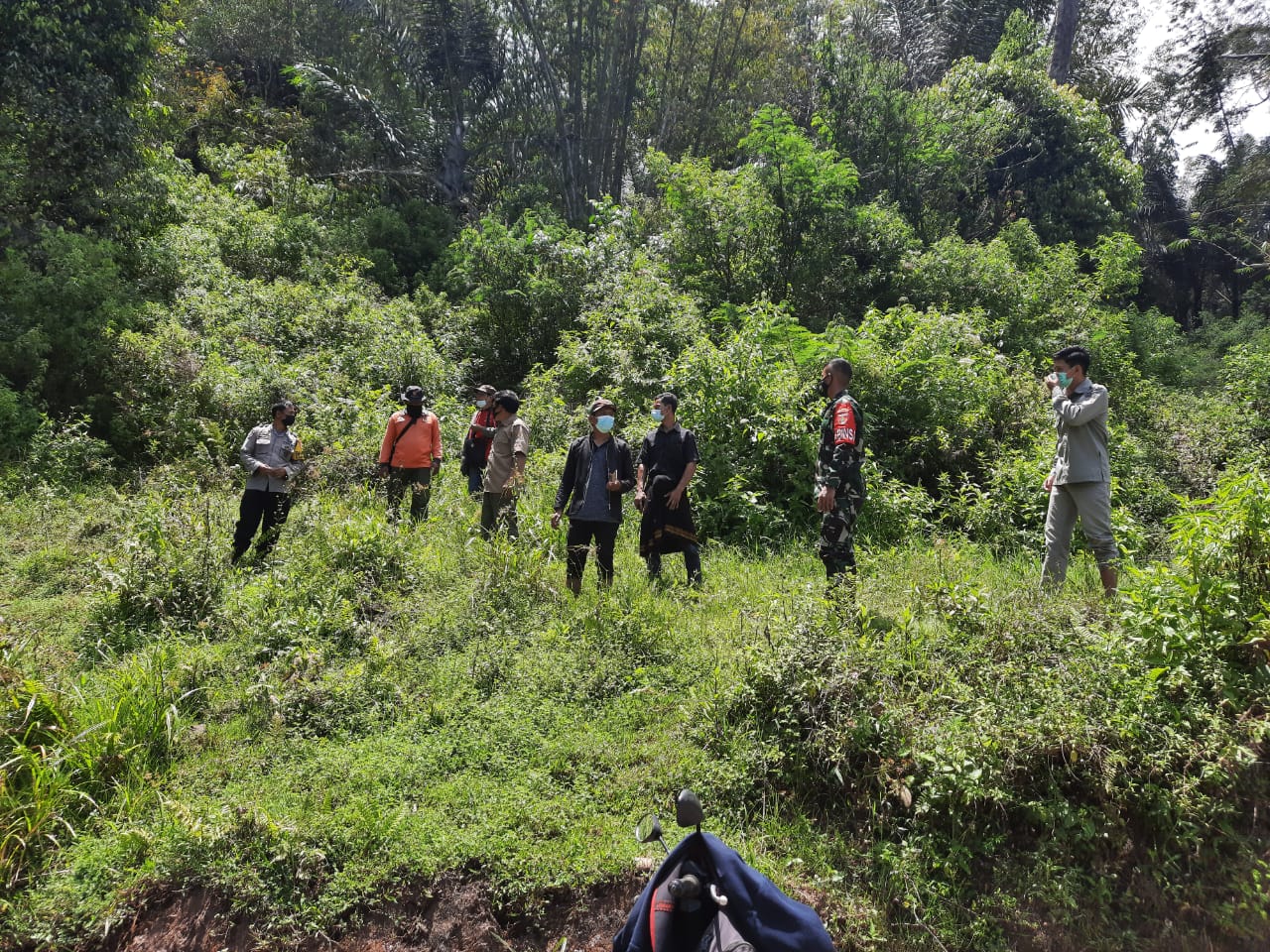 Bhabinkamtibmas sambang warga mengantarkan undangan Penerima BTPKLW