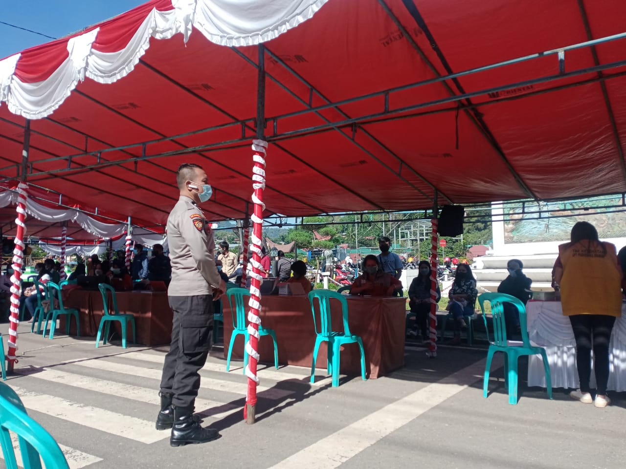 Bhabinkamtibmas bersama Kepala Plaza Kolam Makale Penyelenggaraan Vaksinasi