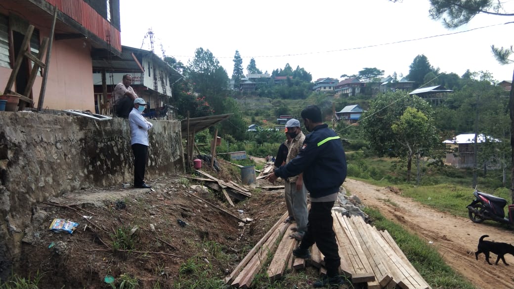 Bhabinkamtibmas bersama Kepala Plaza Kolam Makale Penyelenggaraan Vaksinasi