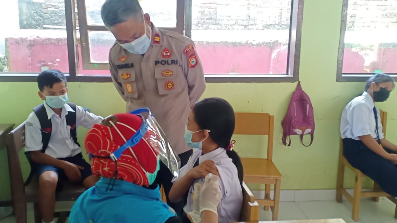 Bhabinkamtibmas bersama Kepala Plaza Kolam Makale Penyelenggaraan Vaksinasi