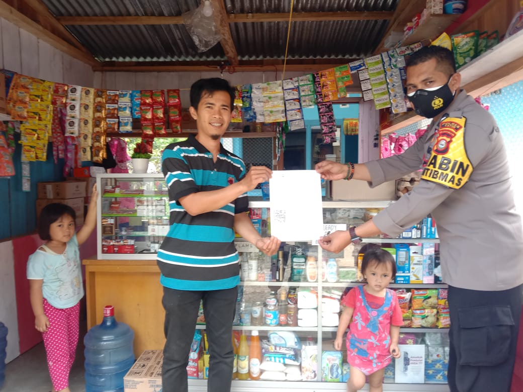 Bhabinkamtibmas bersama Kepala Plaza Kolam Makale Penyelenggaraan Vaksinasi