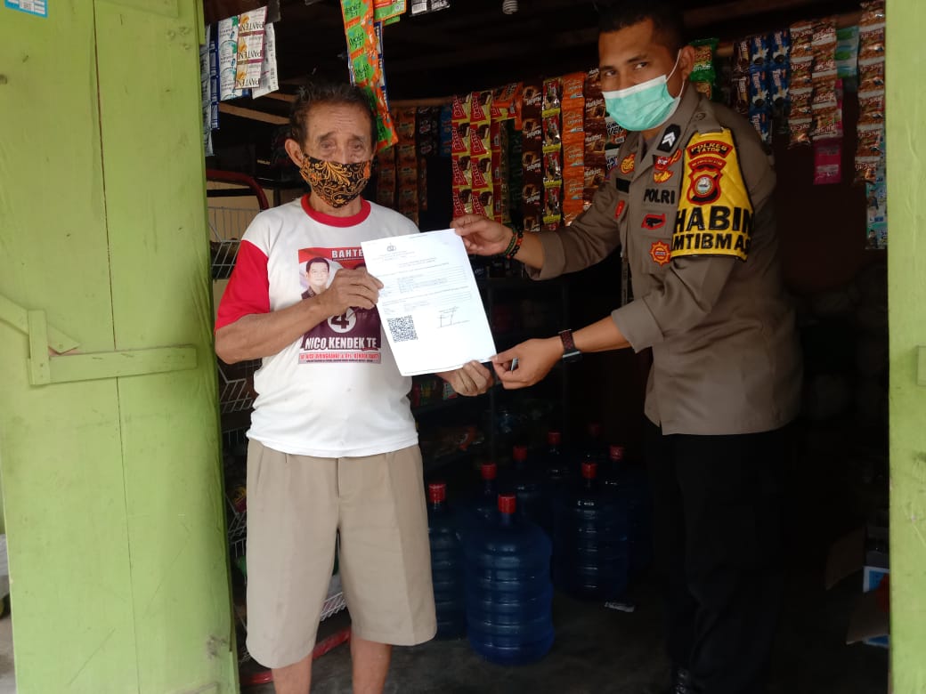 Bhabinkamtibmas bersama Kepala Plaza Kolam Makale Penyelenggaraan Vaksinasi