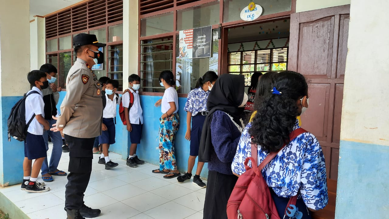 Bhabinkamtibmas bersama Kepala Plaza Kolam Makale Penyelenggaraan Vaksinasi
