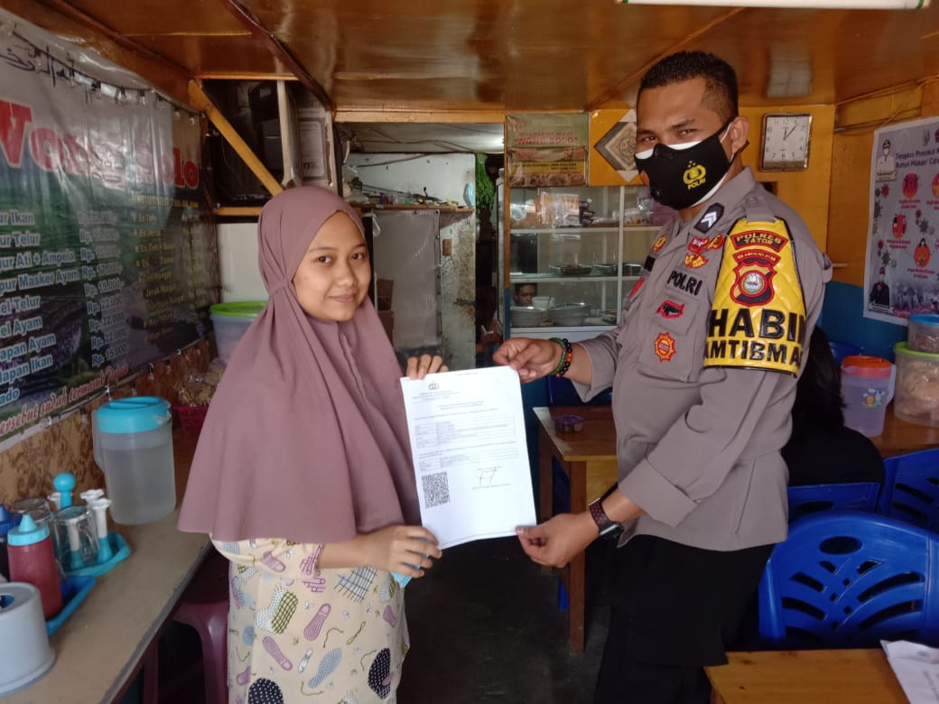 Bhabinkamtibmas bersama Kepala Plaza Kolam Makale Penyelenggaraan Vaksinasi