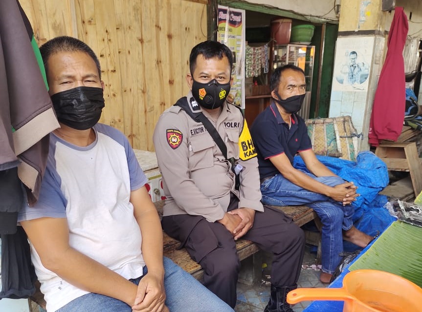 Bhabinkamtibmas bersama Kepala Plaza Kolam Makale Penyelenggaraan Vaksinasi