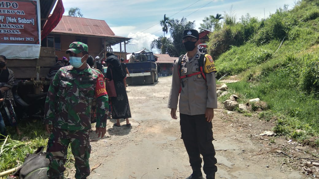 Bhabinkamtibmas bersama Kepala Plaza Kolam Makale Penyelenggaraan Vaksinasi