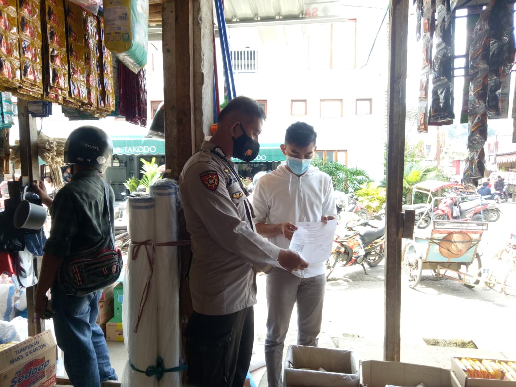 Bhabinkamtibmas bersama Kepala Plaza Kolam Makale Penyelenggaraan Vaksinasi