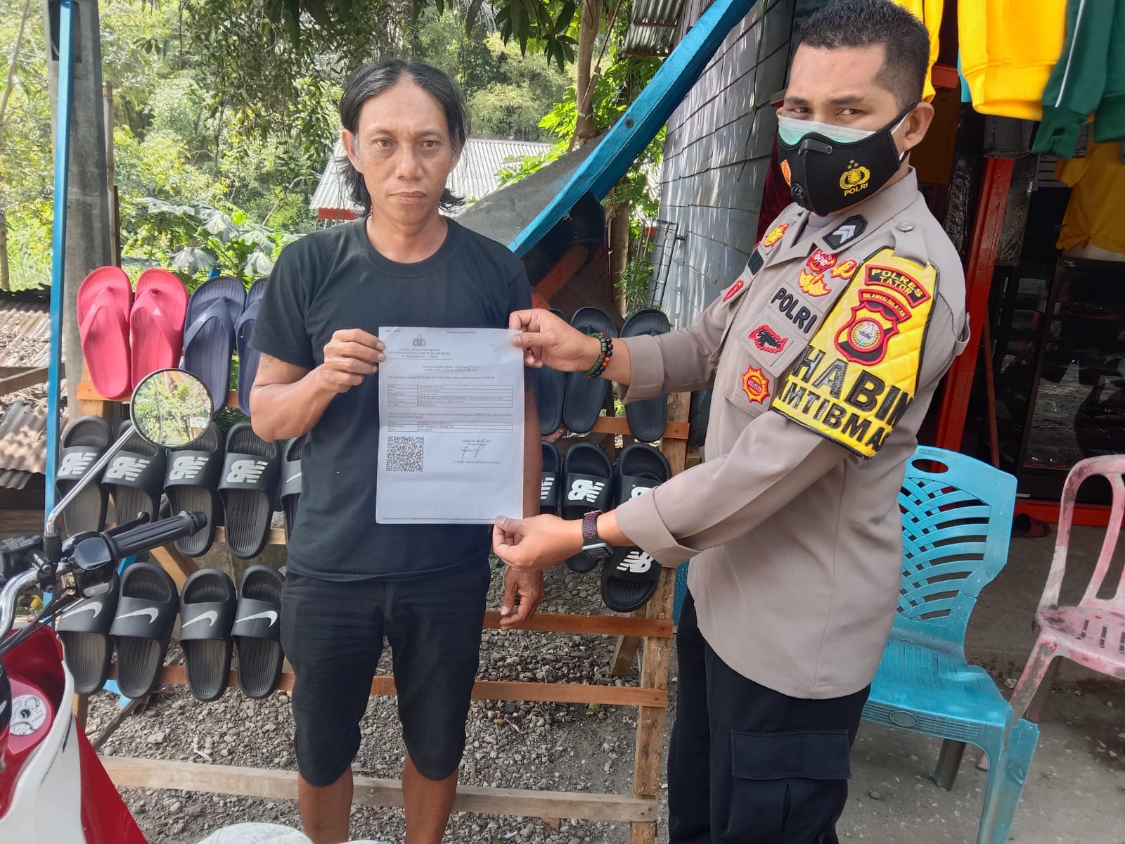 Bhabinkamtibmas bersama Kepala Plaza Kolam Makale Penyelenggaraan Vaksinasi