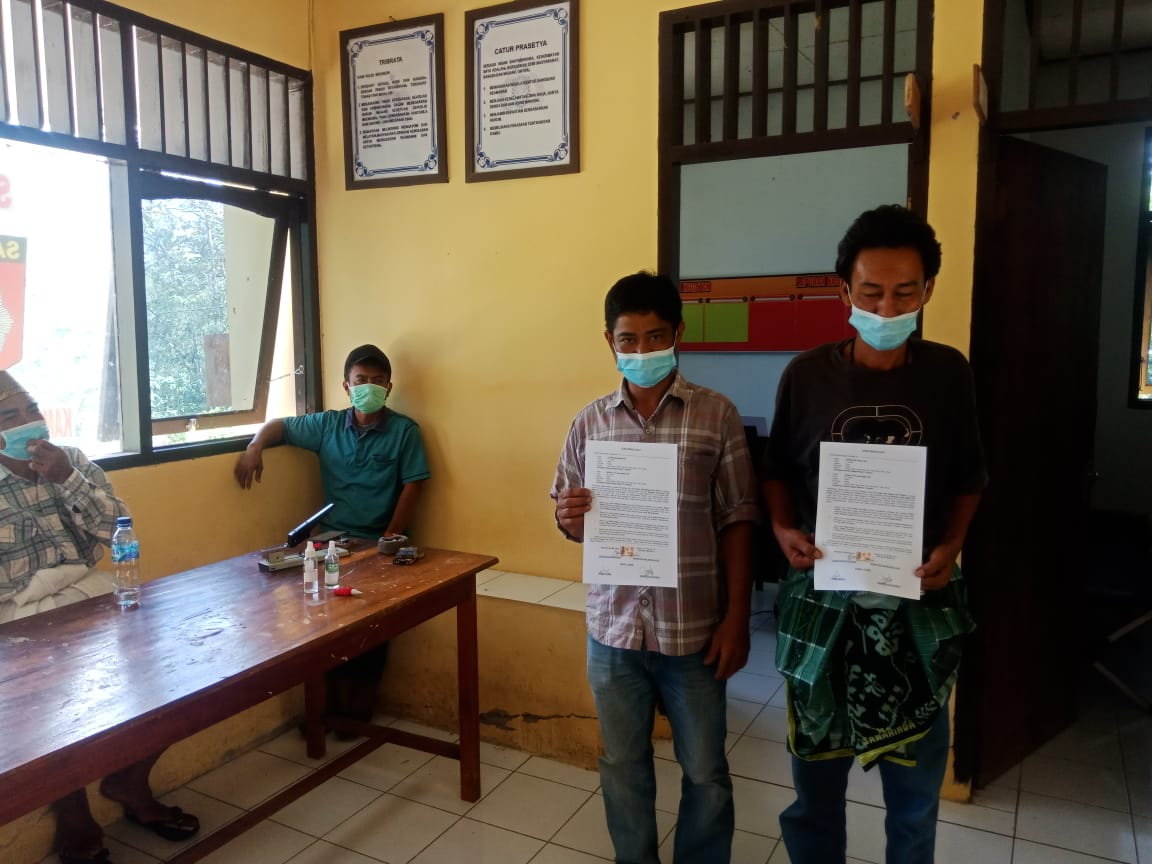 Bhabinkamtibmas bersama Kepala Plaza Kolam Makale Penyelenggaraan Vaksinasi