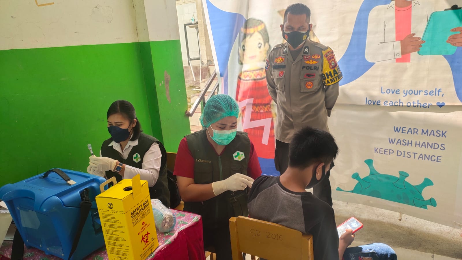 Bhabinkamtibmas bersama Kepala Plaza Kolam Makale Penyelenggaraan Vaksinasi