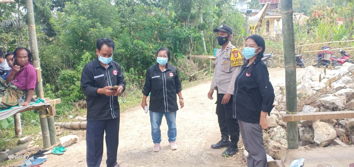 Bhabinkamtibmas bersama Kepala Pelayanan Plaza pengawasan Vaksinasi