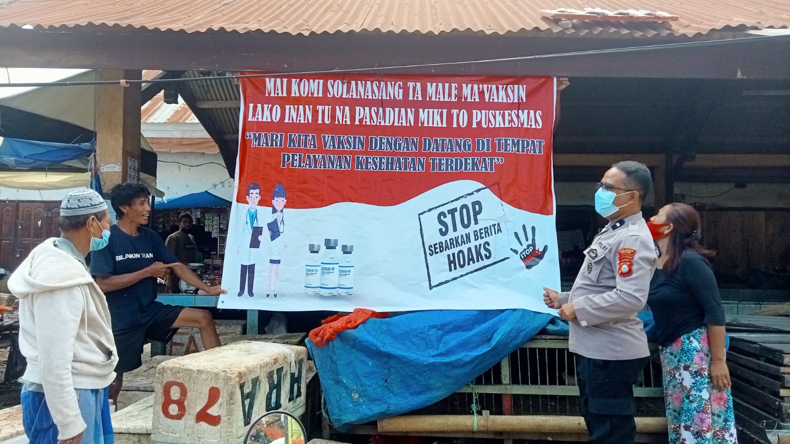 Bhabinkamtibmas bersama Kepala Pelayanan Plaza pengawasan Vaksinasi