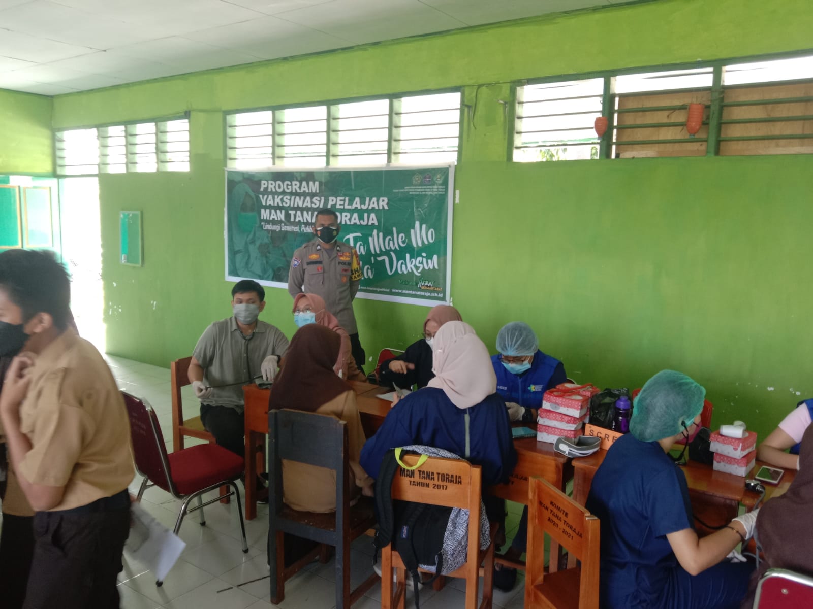 Bhabinkamtibmas bersama Kepala Pelayanan Plaza pengawasan Vaksinasi