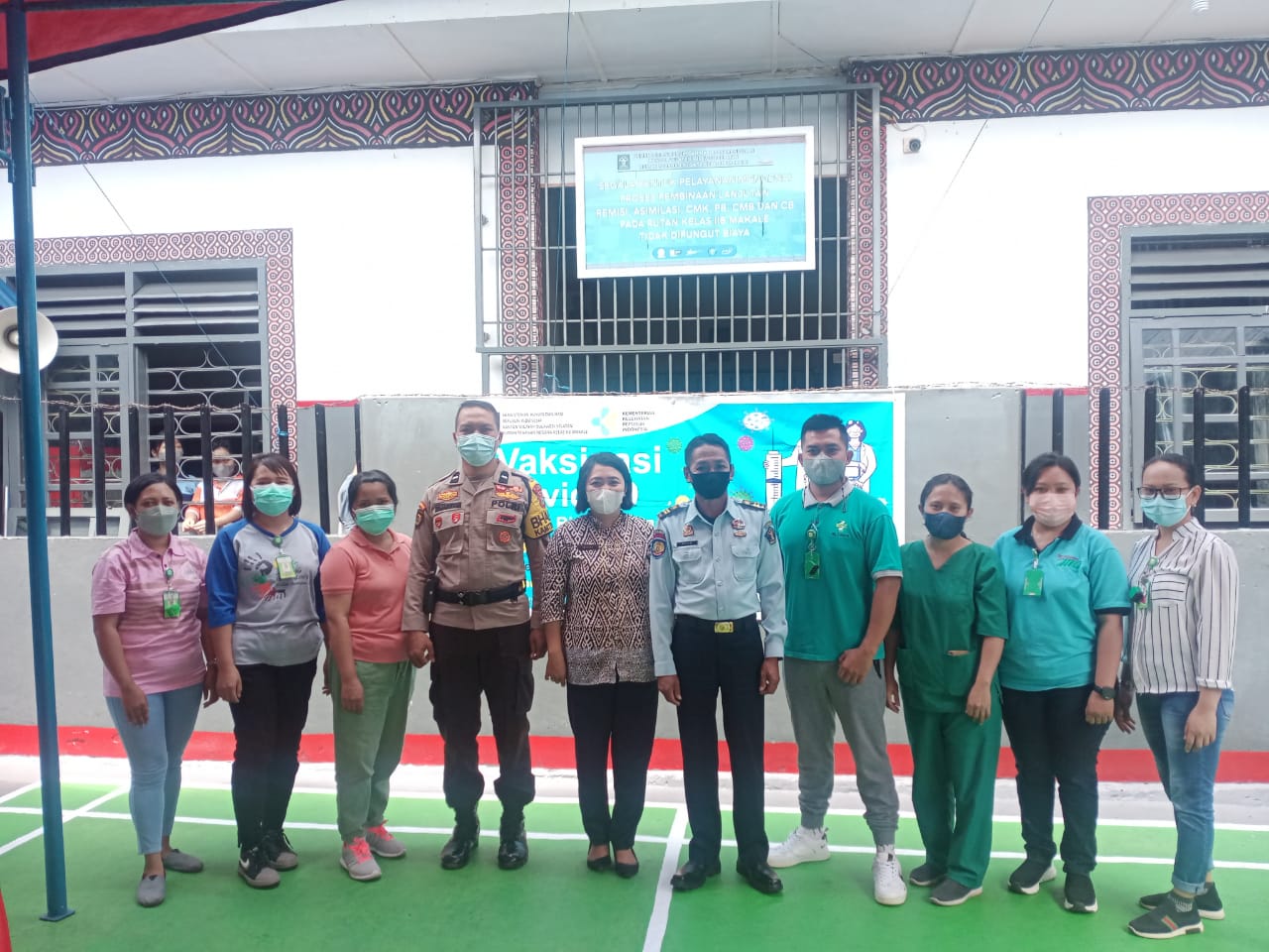 Bhabinkamtibmas bersama Kepala Pelayanan Plaza pengawasan Vaksinasi