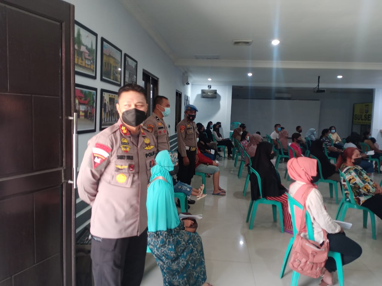 Bhabinkamtibmas bersama Kepala Pelayanan Plaza pengawasan Vaksinasi