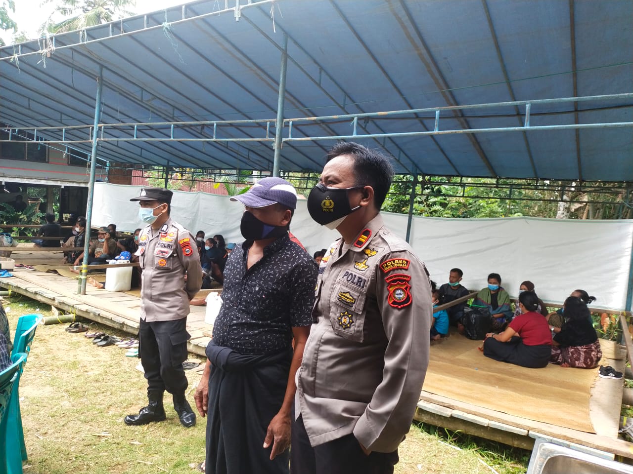 Bhabinkamtibmas bersama Kepala Pelayanan Plaza pengawasan Vaksinasi