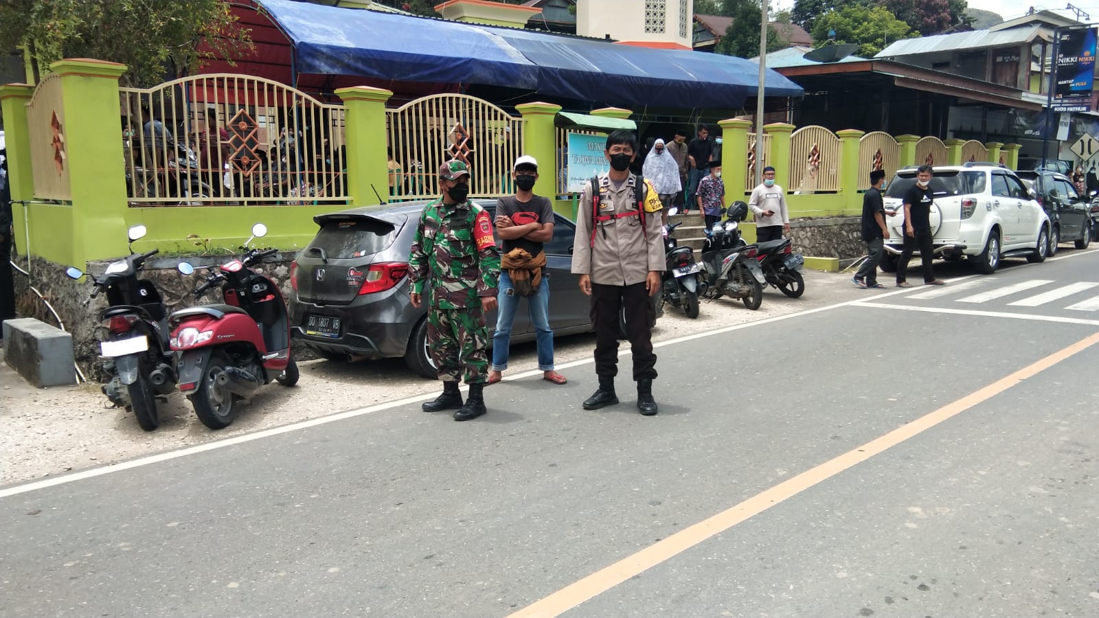 Bhabinkamtibmas bersama Kepala Pelayanan Plaza pengawasan Vaksinasi