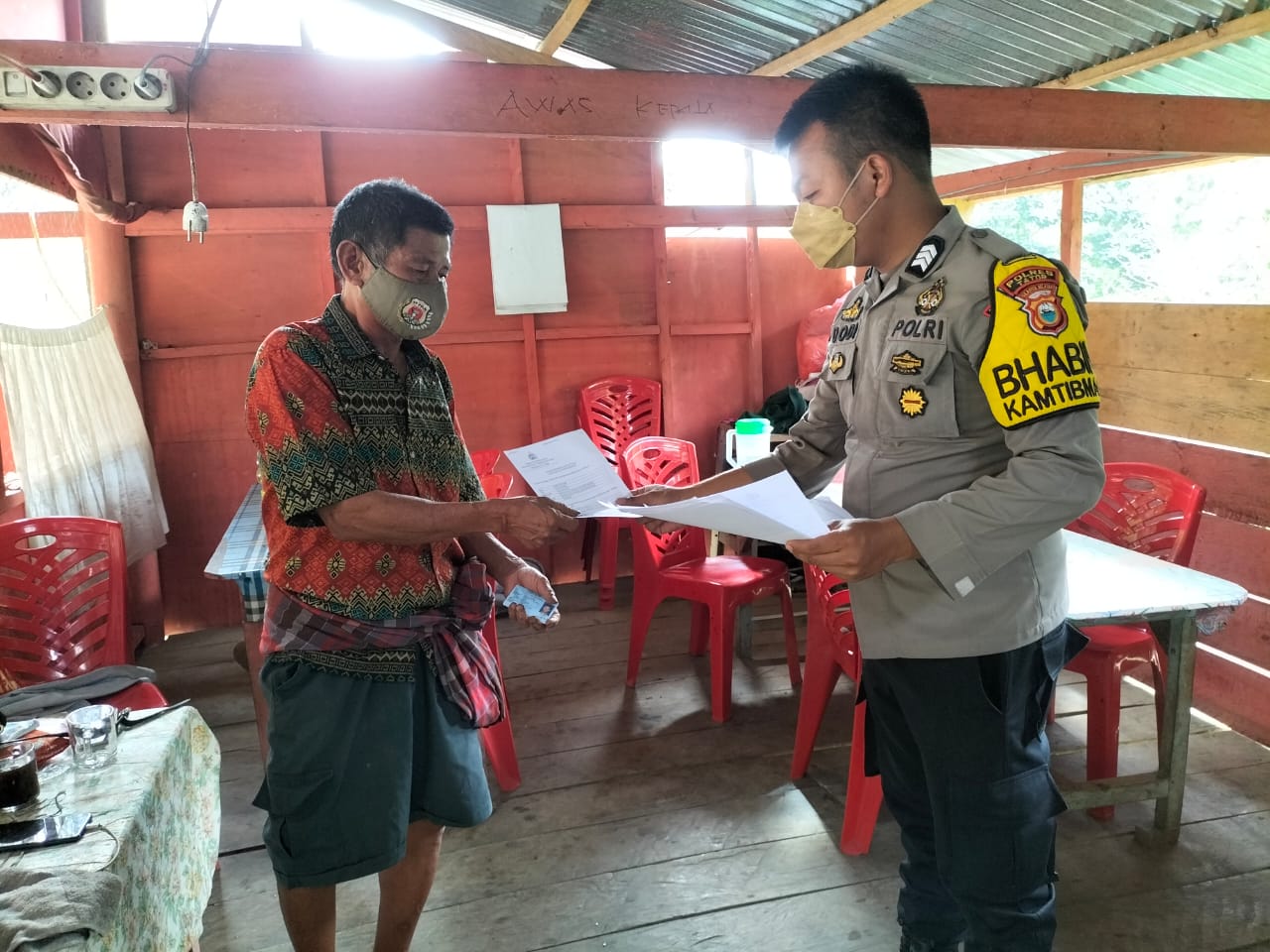 Bhabinkamtibmas bersama Kepala Pelayanan Plaza pengawasan Vaksinasi