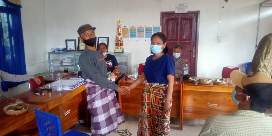 Bhabinkamtibmas bersama Kepala Pelayanan Plaza pengawasan Vaksinasi