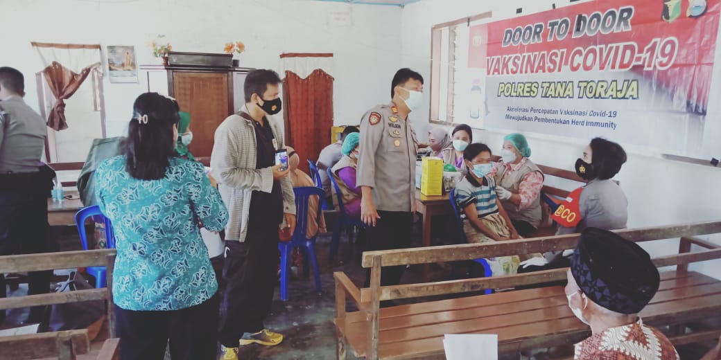 Bhabinkamtibmas bersama Kepala Pelayanan Plaza pengawasan Vaksinasi