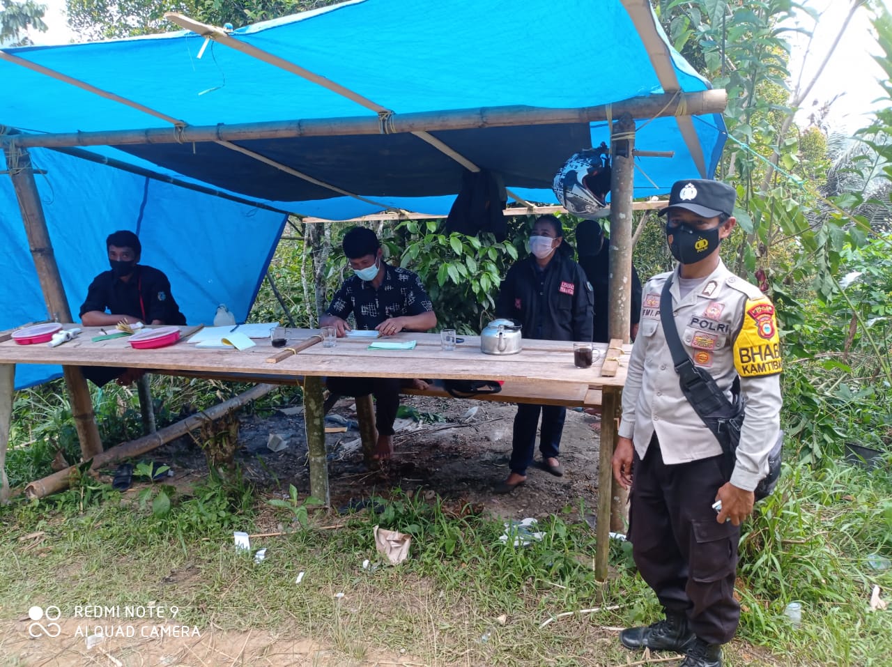 Bhabinkamtibmas bersama Kepala Pelayanan Plaza pengawasan Vaksinasi
