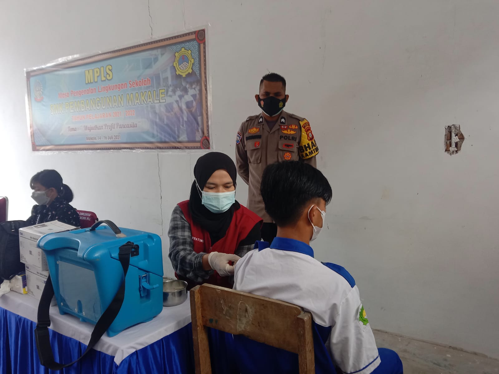 Bhabinkamtibmas bersama Kepala Pelayanan Plaza pengawasan Vaksinasi