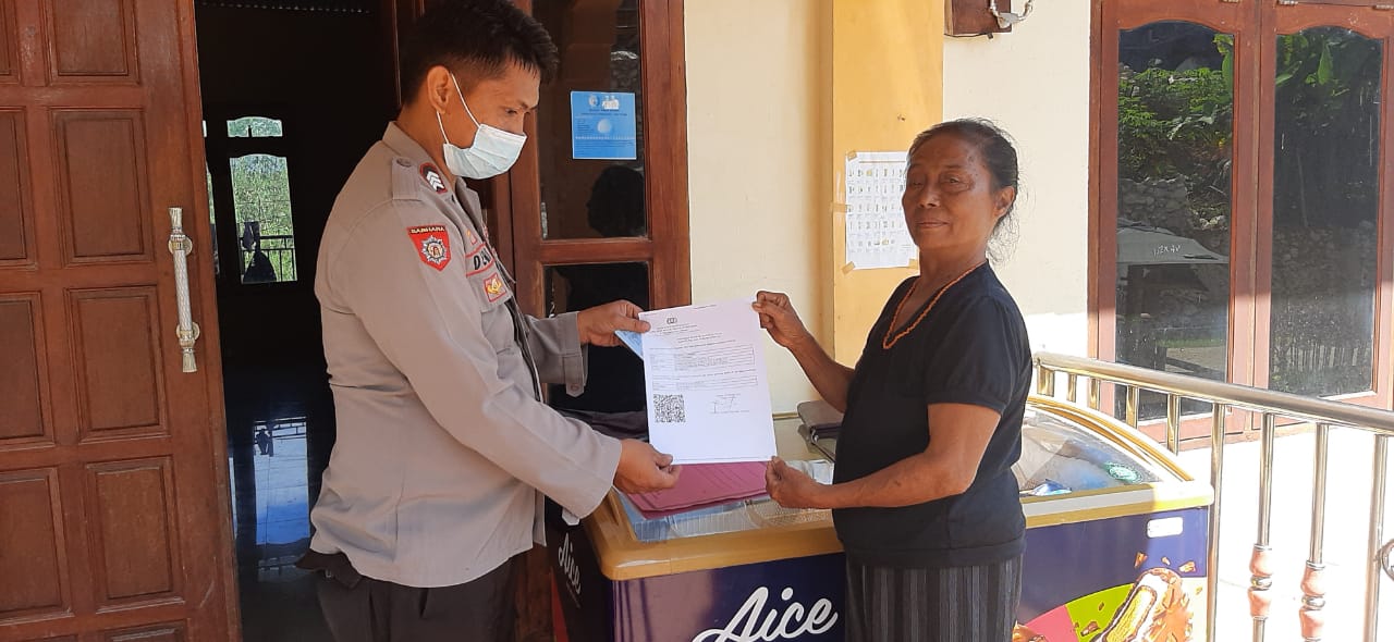 Di Lembang Rano Utara, Tim Vaksinasi Polres Tana Toraja Lakukan Vaksin Dari Gereja Hingga Ke kolong Rumah Warga