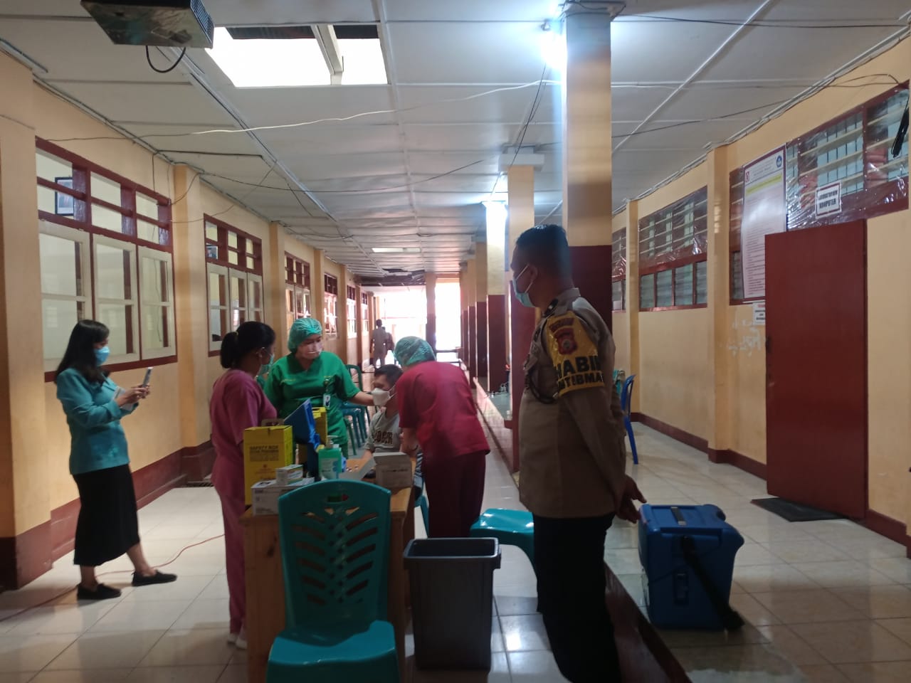 Bhabinkamtibmas monitoring Vaksinasi Dosis II di SMA Katolik Makale