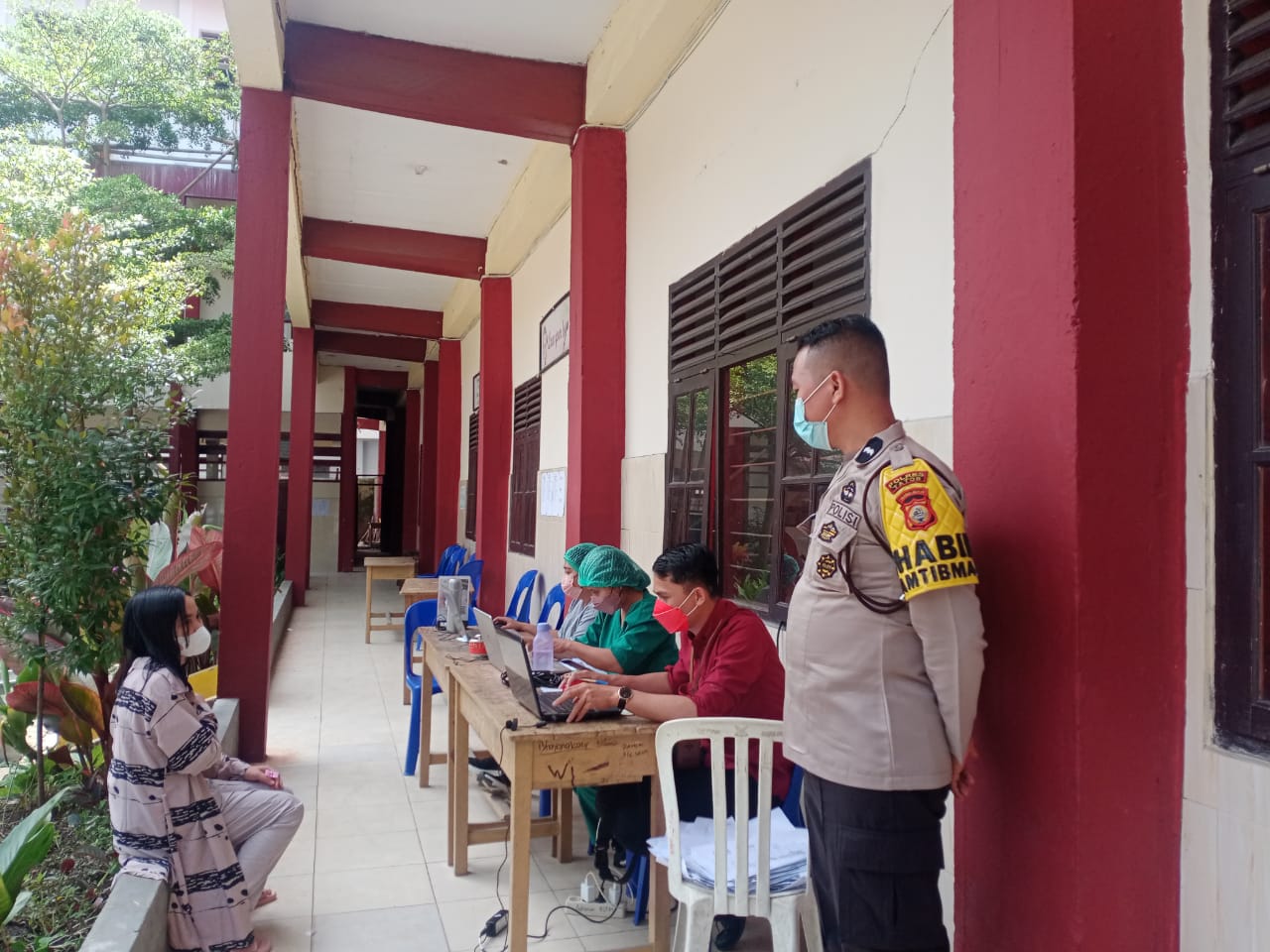 Bhabinkamtibmas monitoring Vaksinasi Dosis II di SMA Katolik Makale