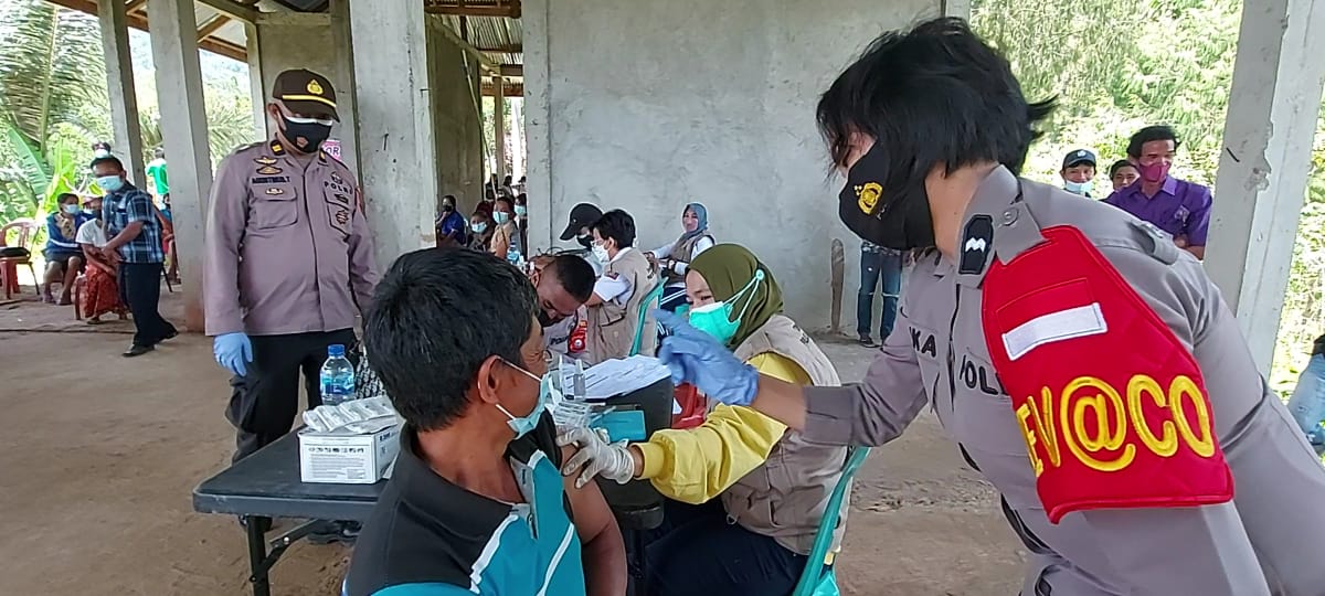 Vaksinasi Door To Door Polres Tana Toraja Jangakau Warga Lembang Lemo Menduruk