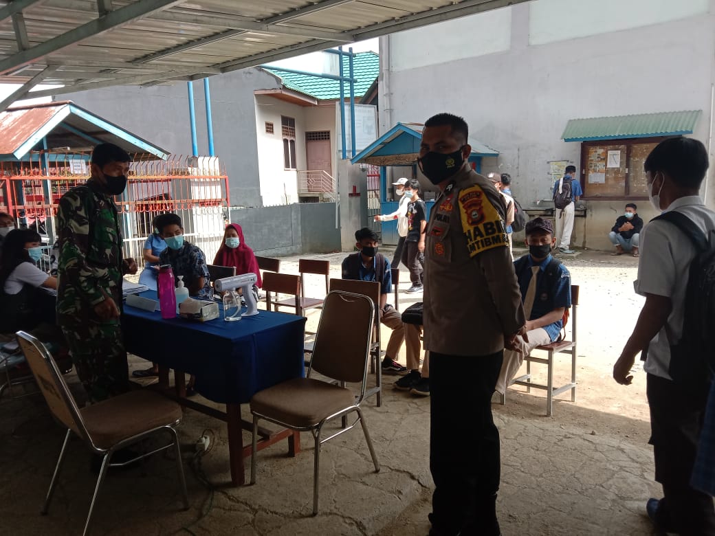 Bhabinkamtibmas monitoring Vaksinasi Dosis II di SMA Katolik Makale