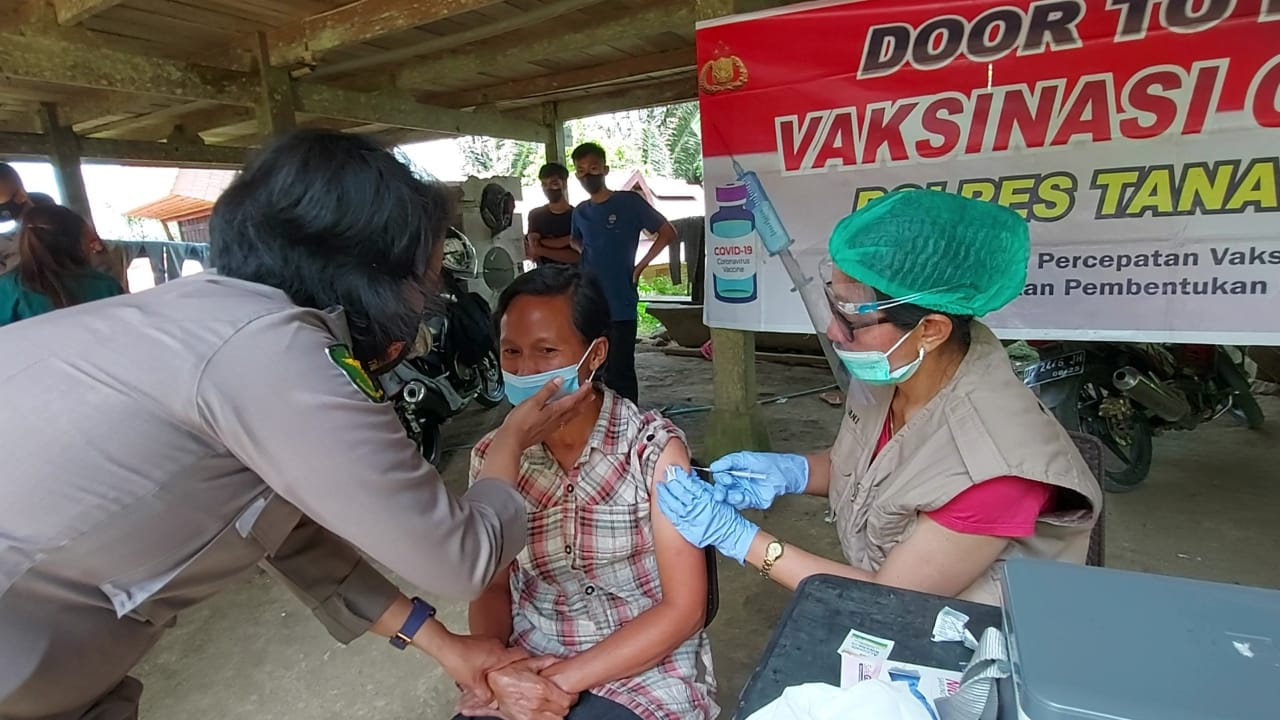 Enggan Divaksin Tim Door To Door Polres Tana Toraja Sasar Warga Lingkungan Bua Kel. Tiromanda