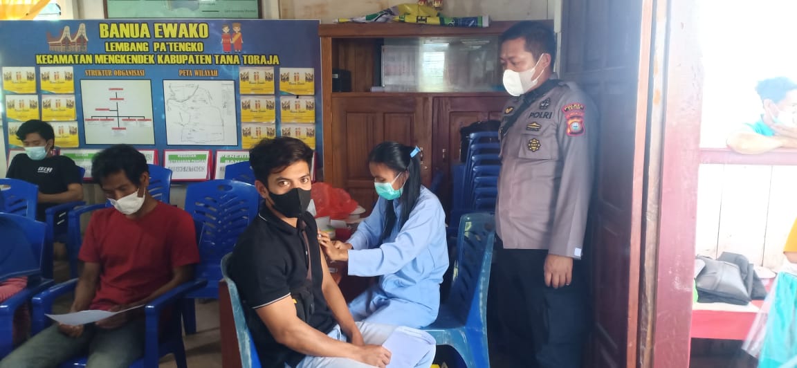 Bhabinkambtimas Polsek Makale Pengawasan Pelaksanaan Vaksinasi Covid-19