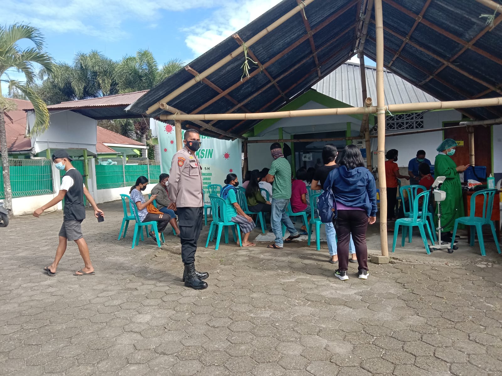 Bhabinkambtimas Polsek Makale Pengawasan Pelaksanaan Vaksinasi Covid-19