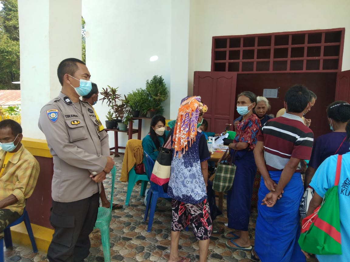 Bhabinkambtimas Polsek Makale Pengawasan Pelaksanaan Vaksinasi Covid-19