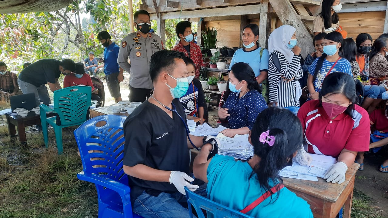 Bhabinkambtimas Polsek Makale Pengawasan Pelaksanaan Vaksinasi Covid-19
