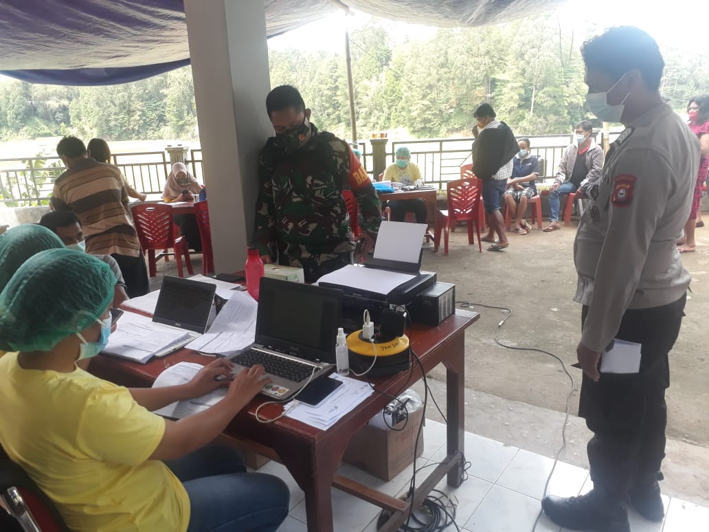 Bhabinkambtimas Polsek Makale Pengawasan Pelaksanaan Vaksinasi Covid-19