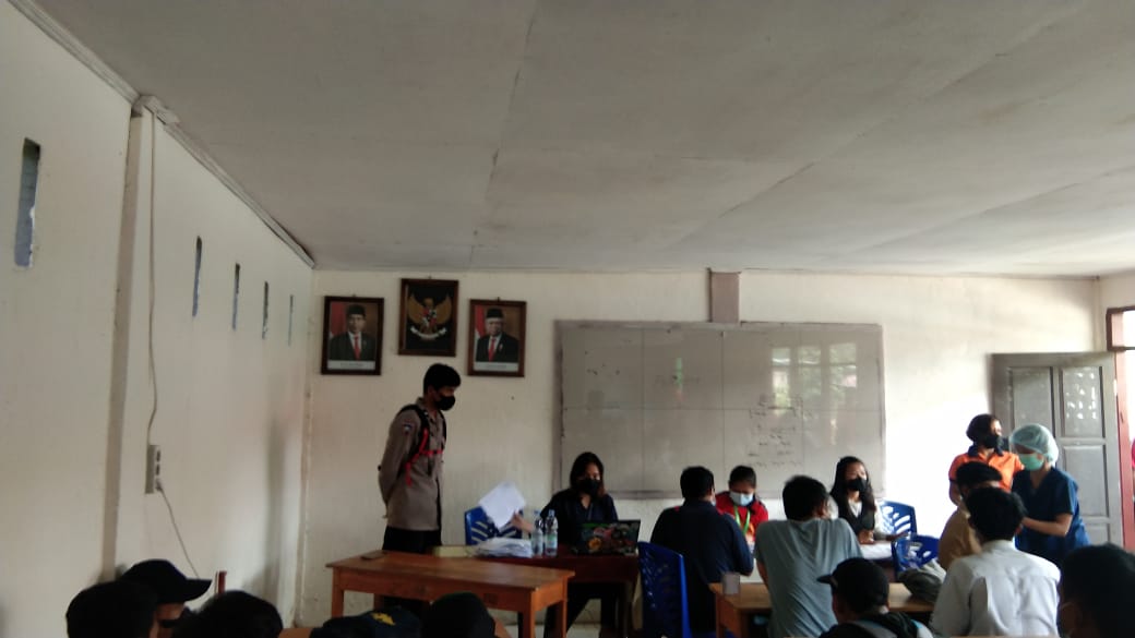 Bhabinkambtimas Polsek Makale Pengawasan Pelaksanaan Vaksinasi Covid-19